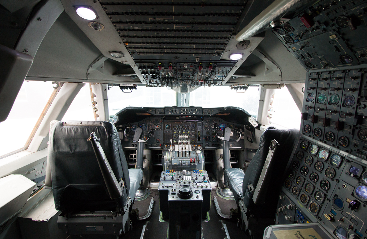 boeing_747_cockpit